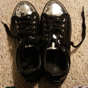 Black and silver casual shoe size 7